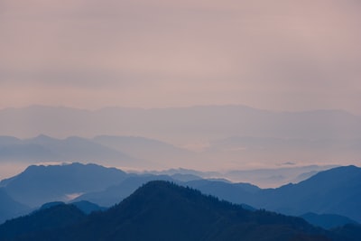 大雾在山上形成